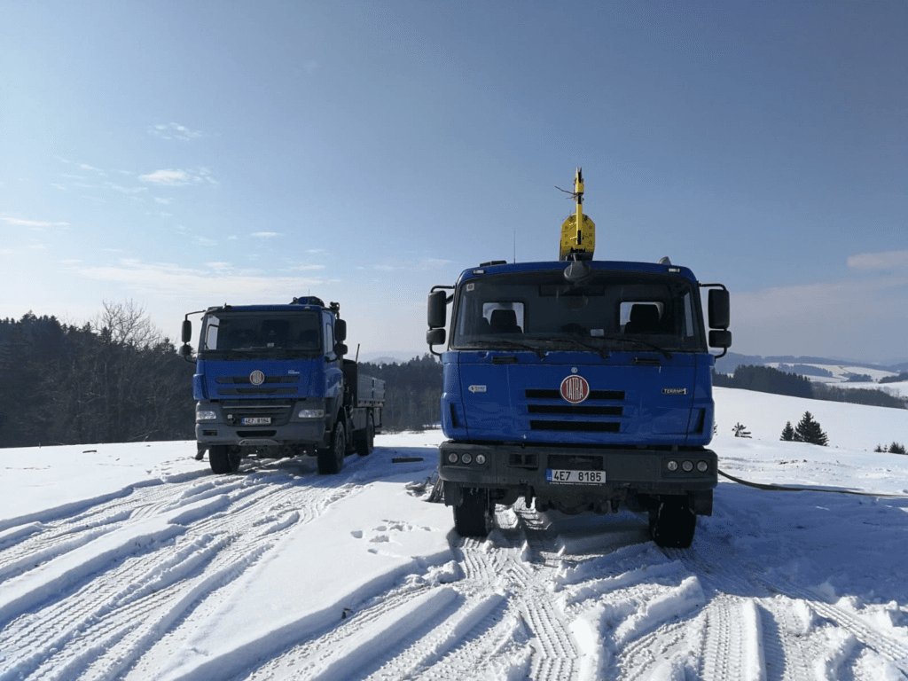 Firemní Tatry Vodních zdrojů Bystřice v zimní krajině
